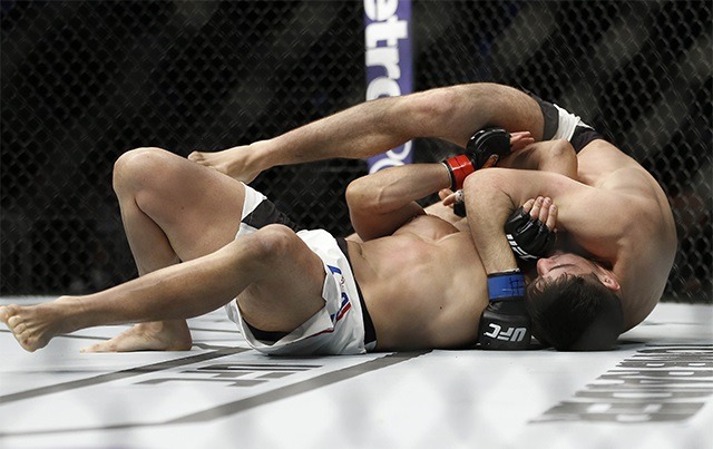 vicente luque hayder hassan ufc on fox 1 - Roll Your Opponents Into Submission With The Anaconda Choke